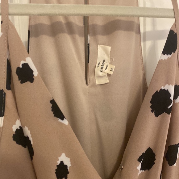 Printed Jumpsuit - beige, black, and white. Brand: Entro Size: Medium - Picture 3 of 4